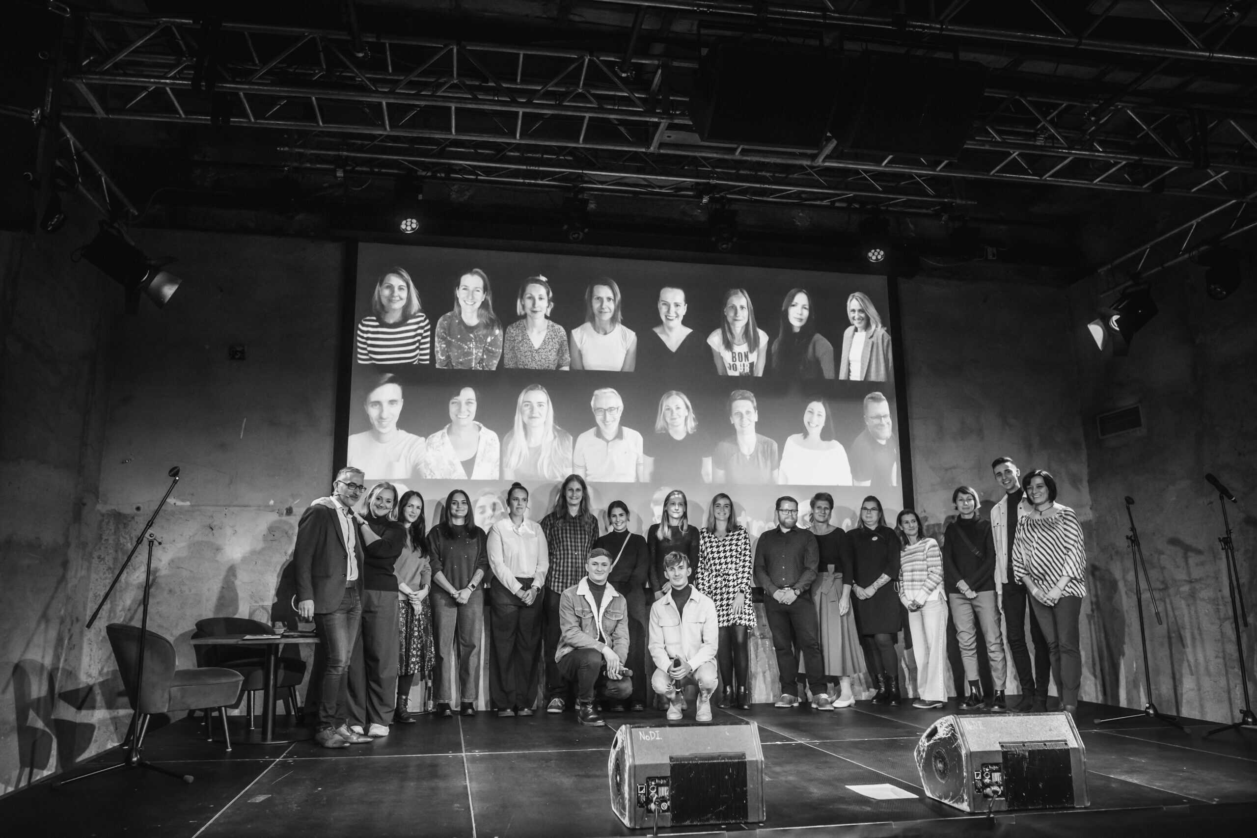 Profesionální skupinové foto na akci organizované StropOFFka z.ú. v divadelním prostředí.