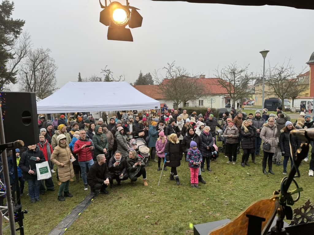 Lidé na akci StropOFFka z.ú. v Českém středohoří s stánky a zábavou.