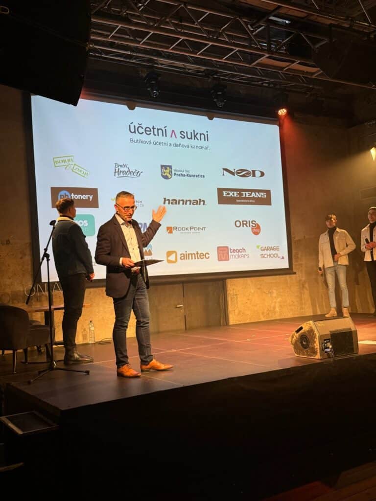 Podnikatel prezentuje na konferenci s projektem StropOFFka z.ú. a jeho partnery.