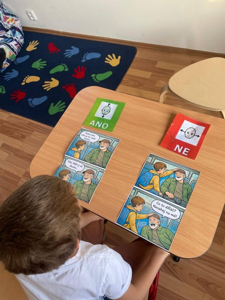 Interaktivní vzdělávací hra s kartami "ANO" a "NE" pro děti a dospělé.