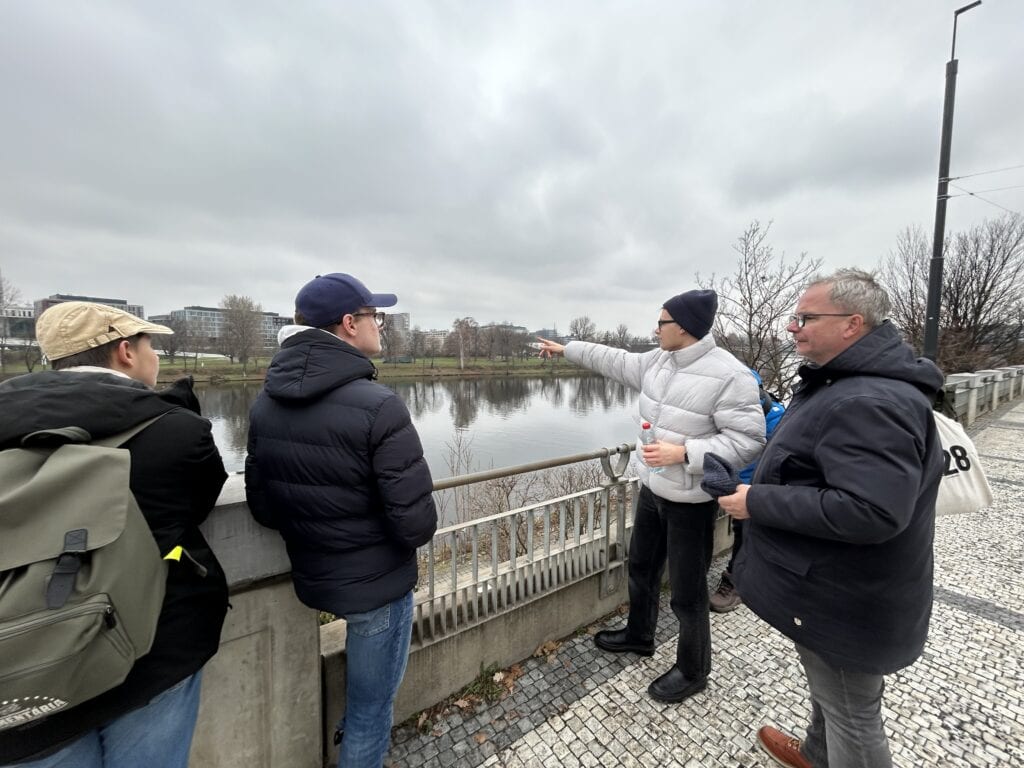 Skupina lidí u řeky při diskusi o projektu StropOFFka z.ú.