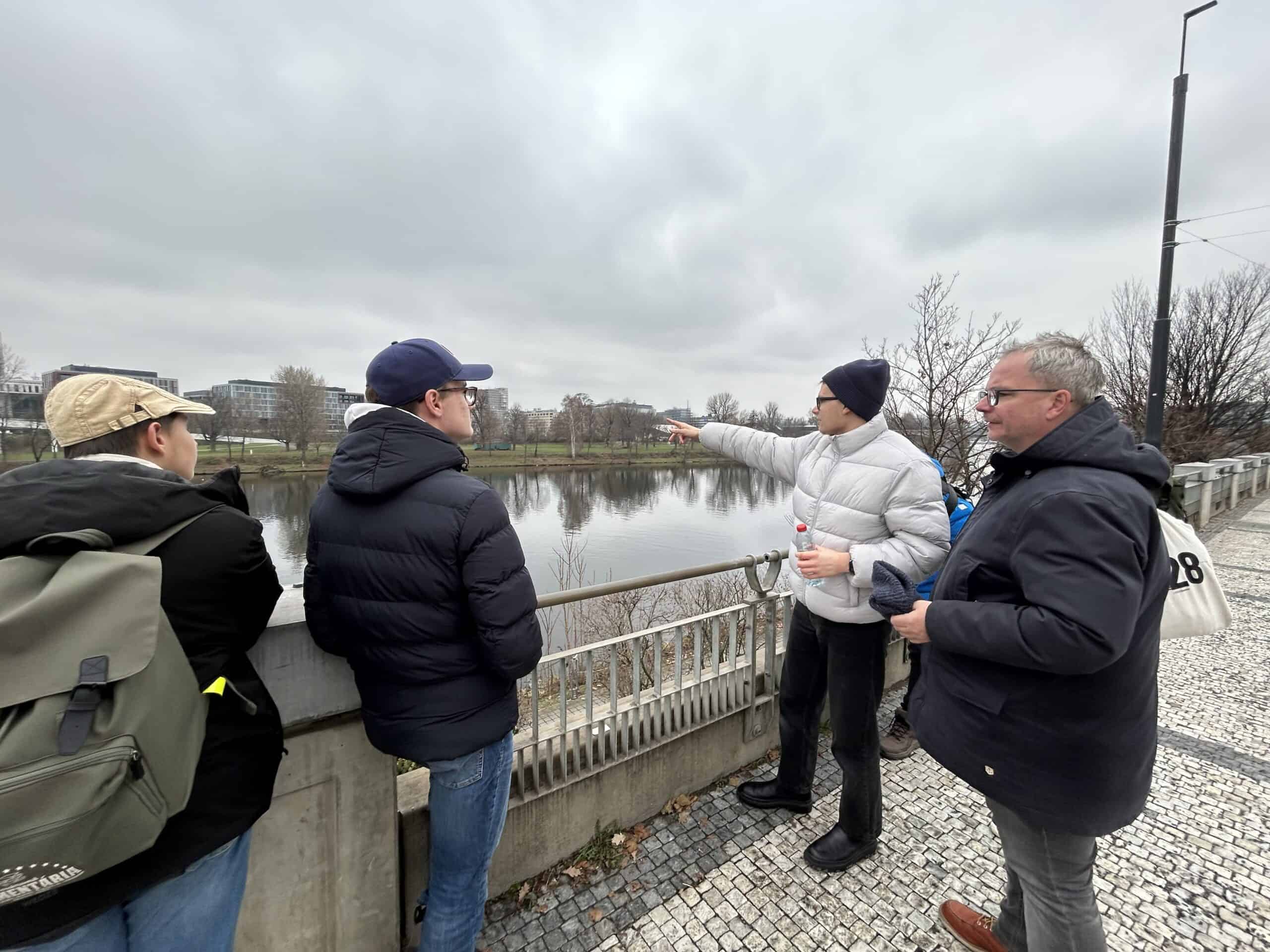 Skupina lidí u řeky při diskusi o projektu StropOFFka z.ú.