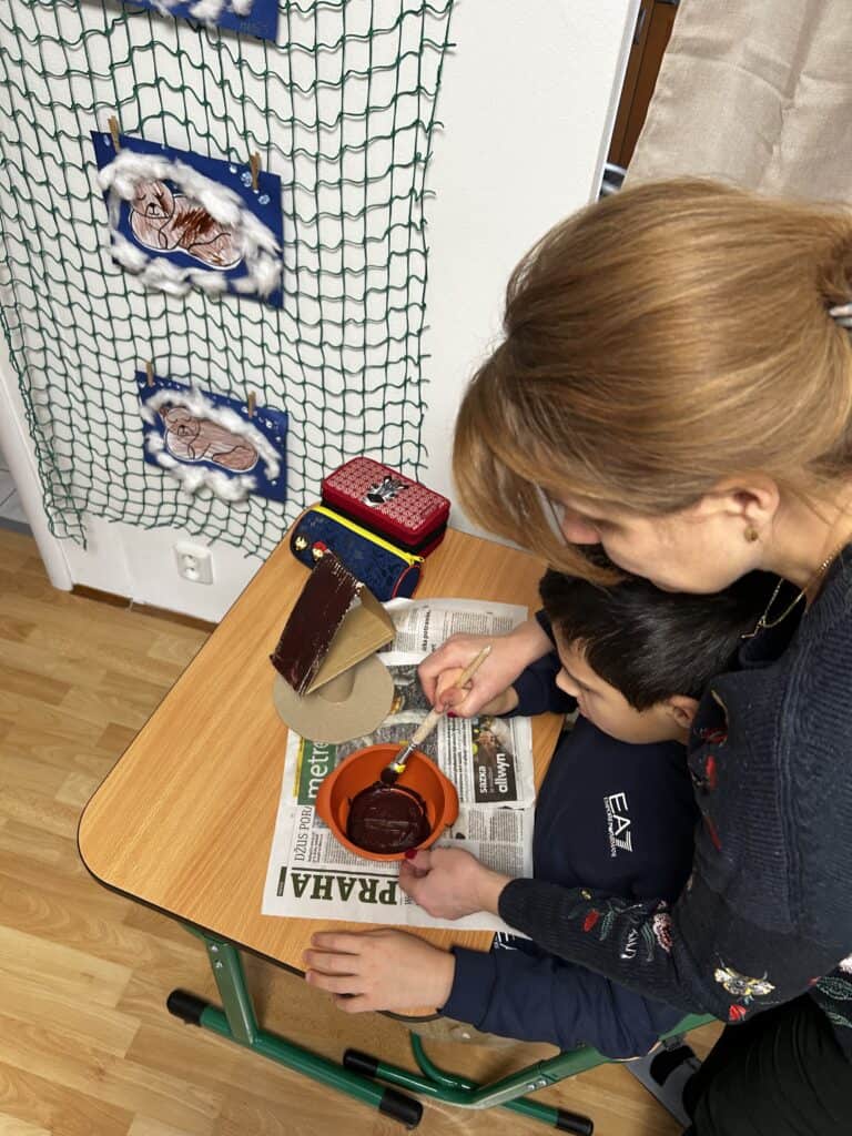 Hlasitá izolace stropu s dětmi při vzdělávací aktivitě.