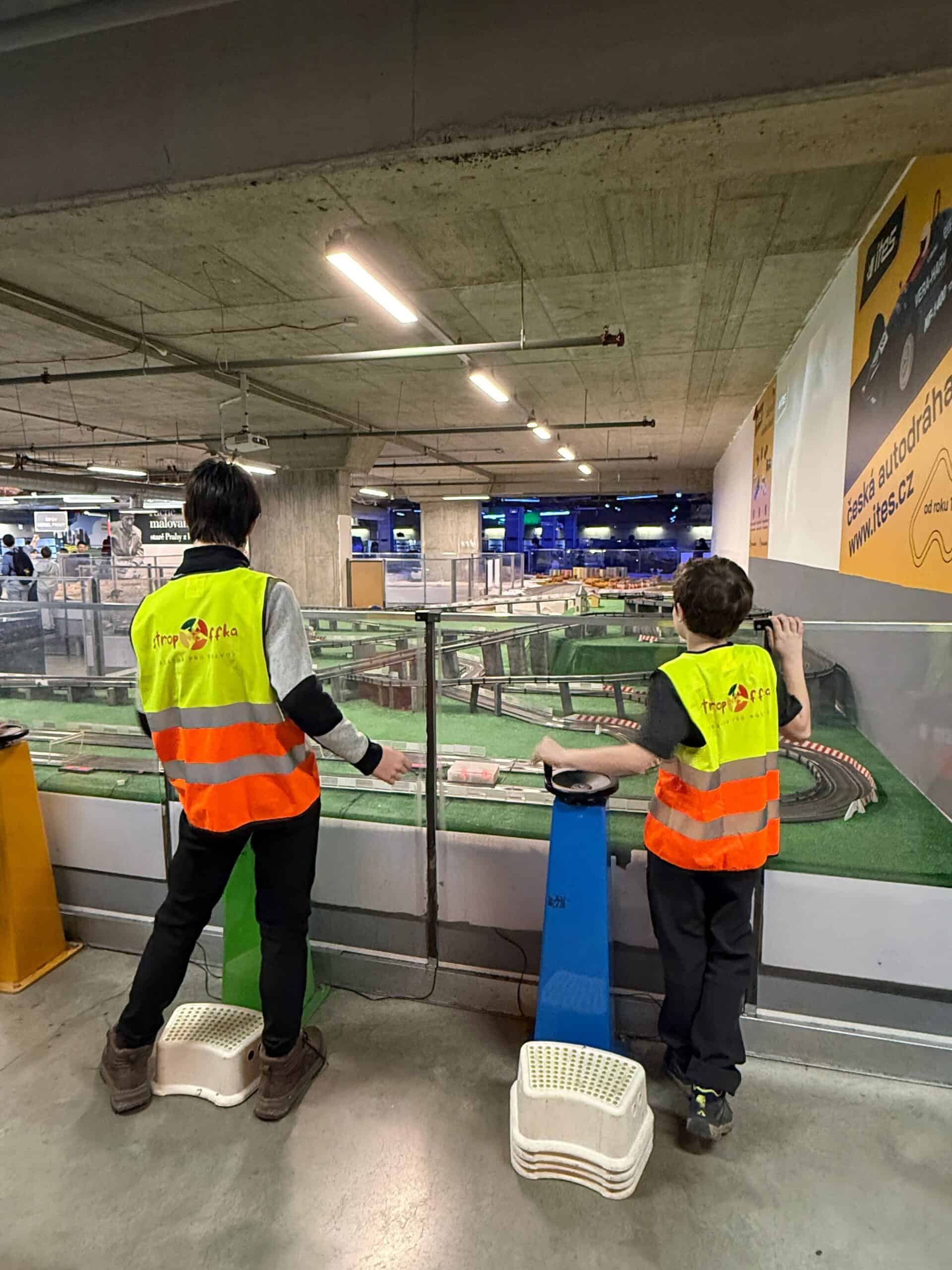 Děti sledují interaktivní stěnu v zábavním centru, součást výletu s organizací StropOFFka z.ú.